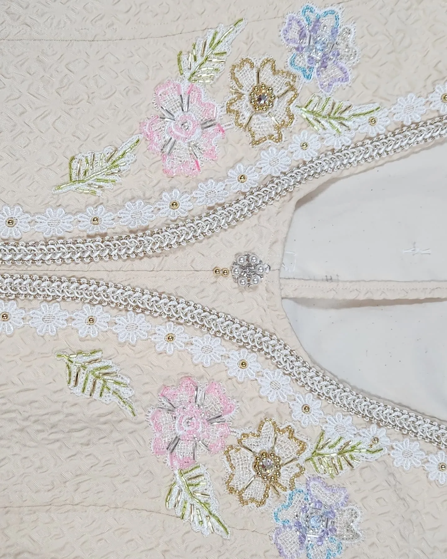 男性クリーム色ベスト！！