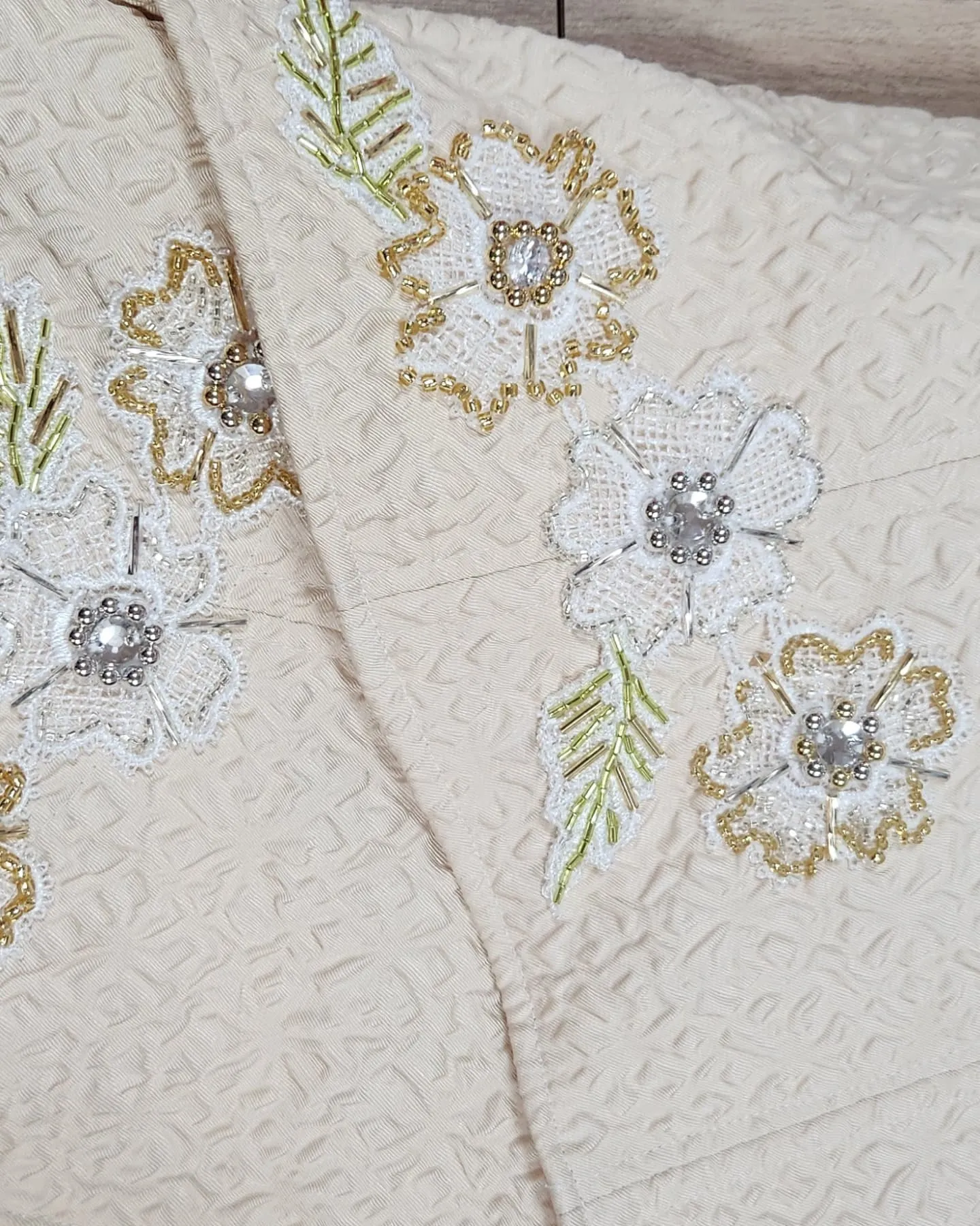 男性クリーム色ベスト！！